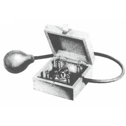 [00022570] 45030-04 : Brünings Ear speculum, pneumatic, complete set with lens, 4 specula fig. 1 to 4 and rubber bulb, in woodden case