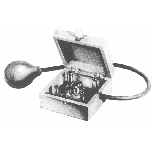 [00022570] 45030-04: Brünings Ear speculum, pneumatic, complete set with lens, 4 specula fig. 1 to 4 and rubber bulb, in woodden case